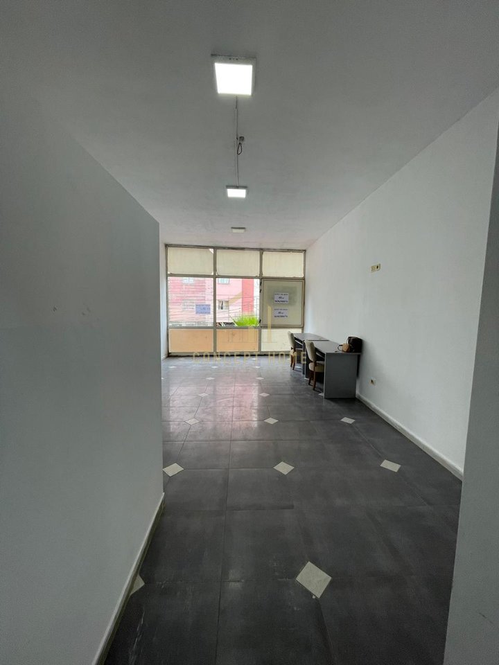 Locale in affitto ad Astir.