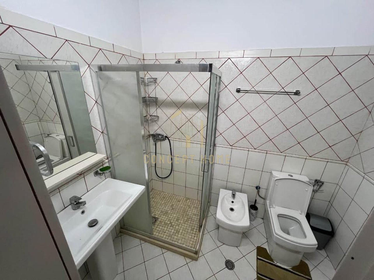 Appartamento 2+1+2+posto auto in affitto ad Astir.