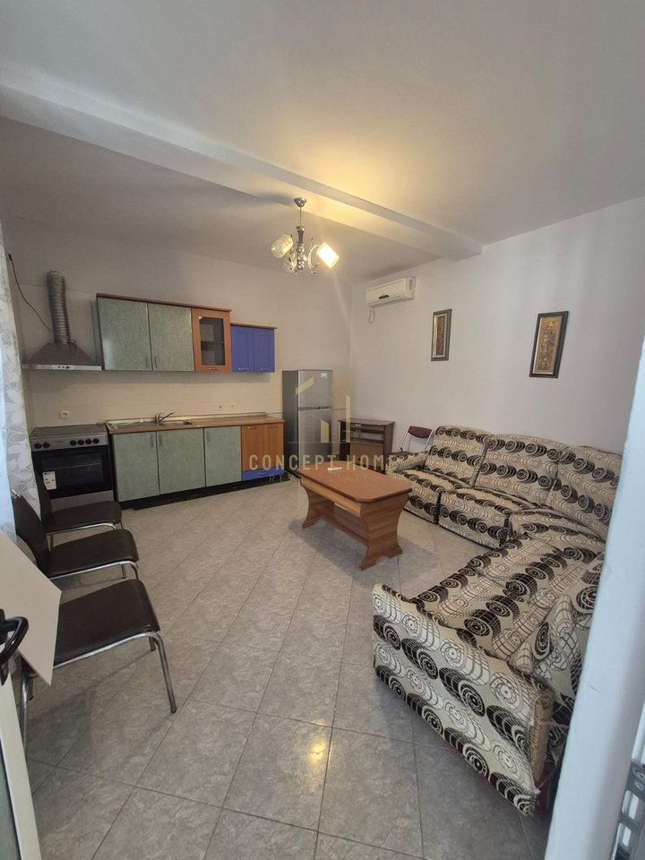 For rent the second floor (2+1) of a private villa near Zogu I boulevard