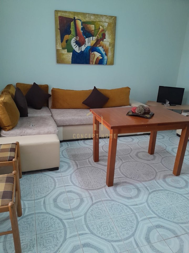 Si affitta il secondo piano (2+1) di una villa privata in viale Zogu I