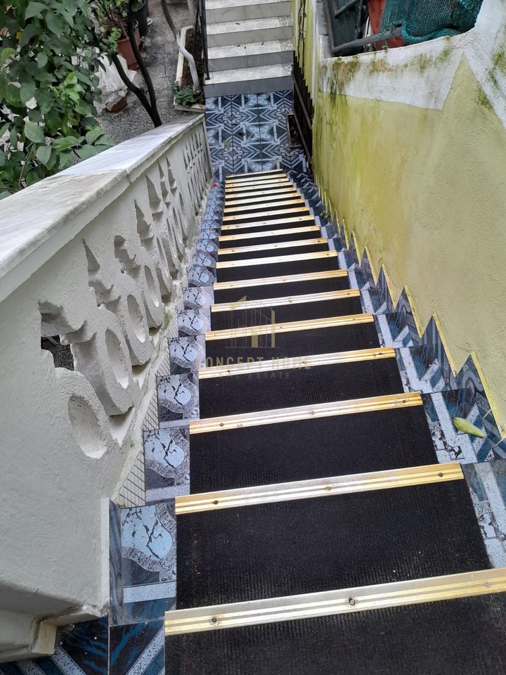 Si affitta il secondo piano (2+1) di una villa privata in viale Zogu I