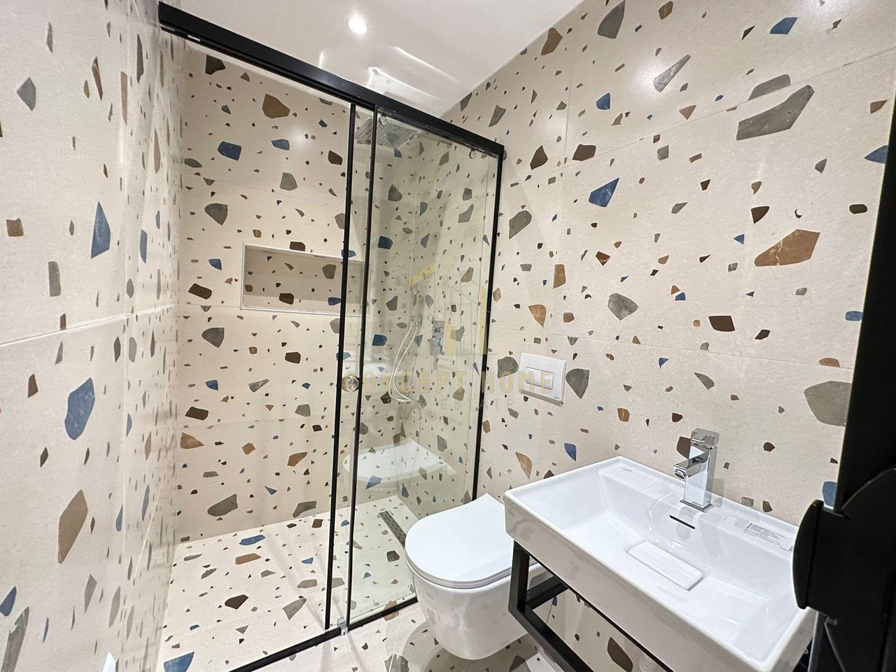 Jepet apartament me qera 1+1 ne Qender