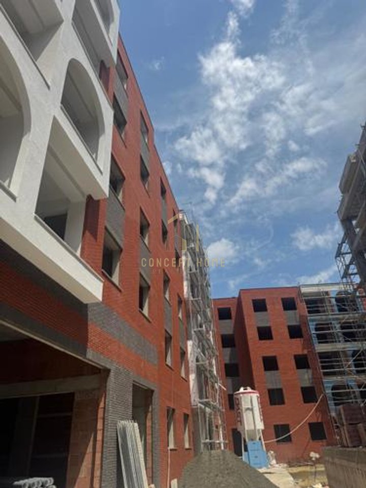 Shitet apartament 2+1+2 ne Paskuqan"Lake Side"