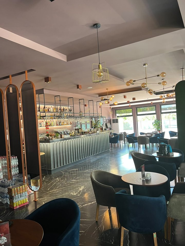 Jepen me qira 2 ambiente biznesi  ( 2 Lokale) – RRUGA MANHATAN, KAMËZ