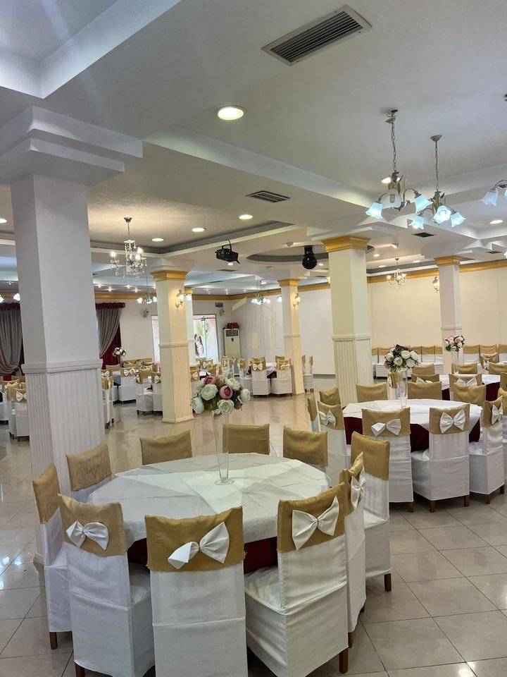 Jepen me qira 2 ambiente biznesi  ( 2 Lokale) – RRUGA MANHATAN, KAMËZ