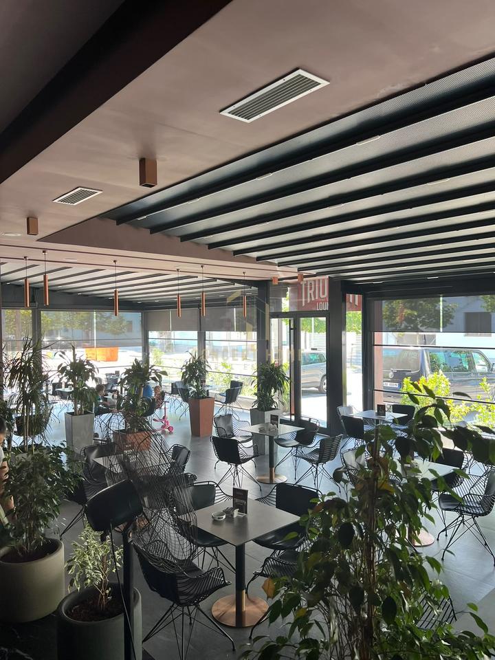 Jepen me qira 2 ambiente biznesi  ( 2 Lokale) – RRUGA MANHATAN, KAMËZ
