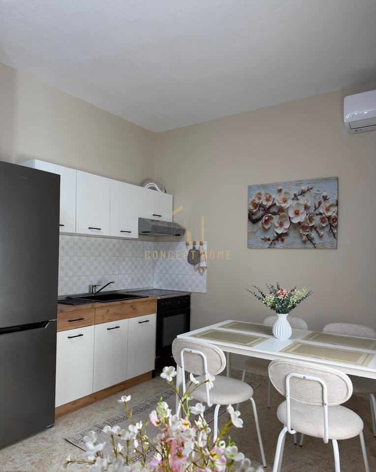Jepet me qera apartament 1+1 tek rruga Elbasanit