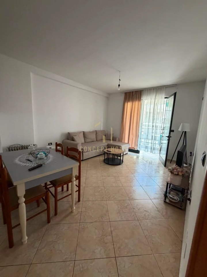 Jepet me qera apartament 1+1 ne Kombinat