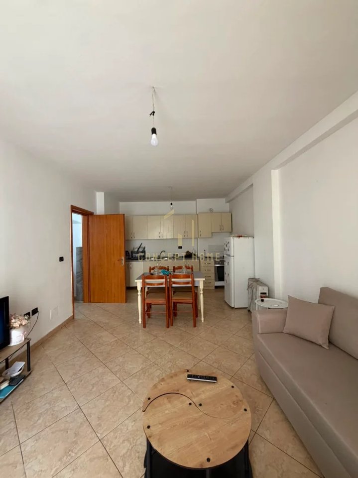 Jepet me qera apartament 1+1 ne Kombinat