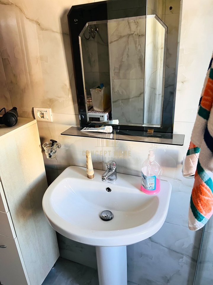 Jepet me qera apartament 2+1+2 Tek Xhamlliku