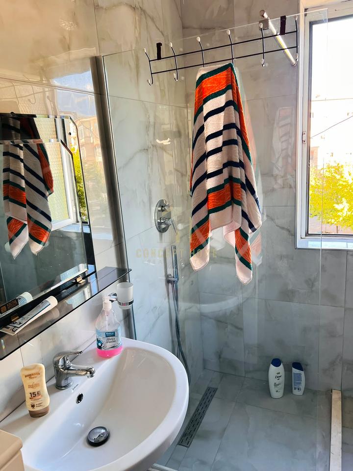 Jepet me qera apartament 2+1+2 Tek Xhamlliku