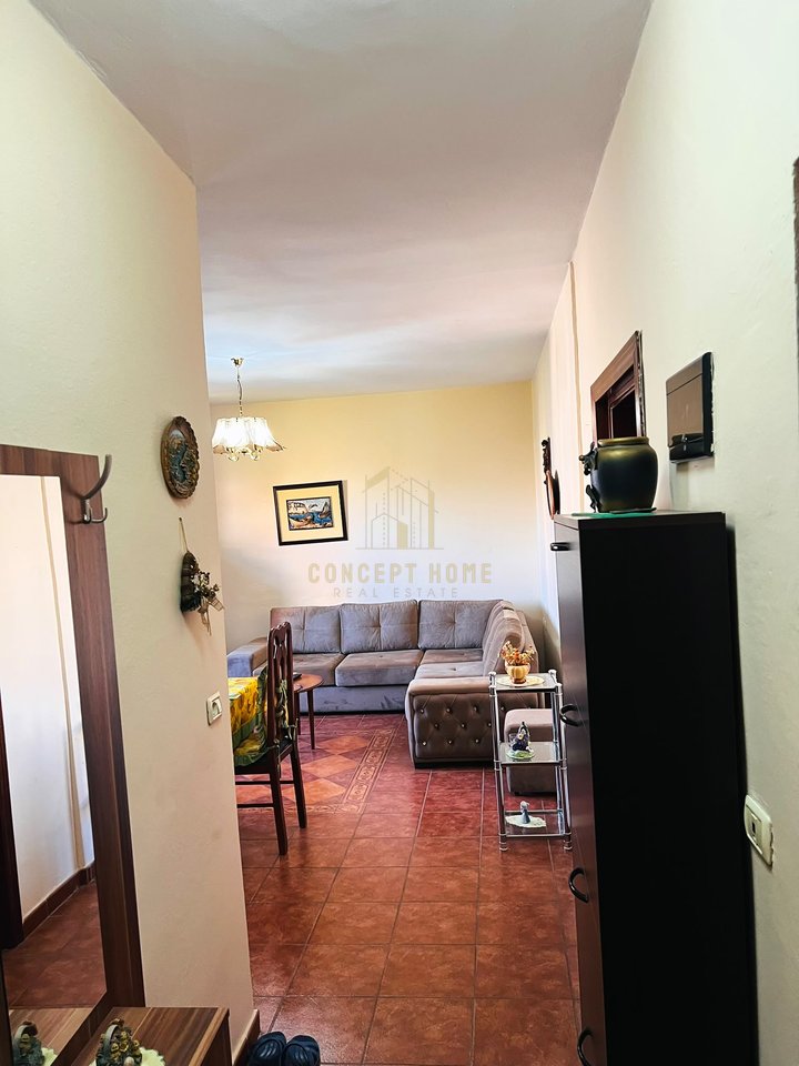 Jepet me qera apartament 2+1+2 Tek Xhamlliku