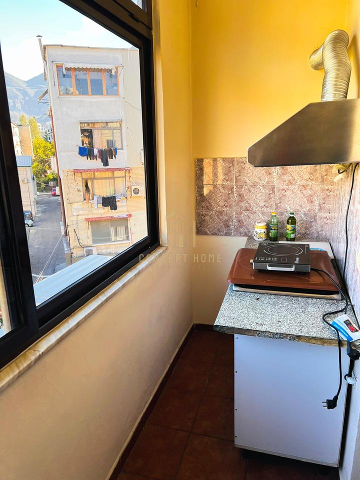 Jepet me qera apartament 2+1+2 Tek Xhamlliku