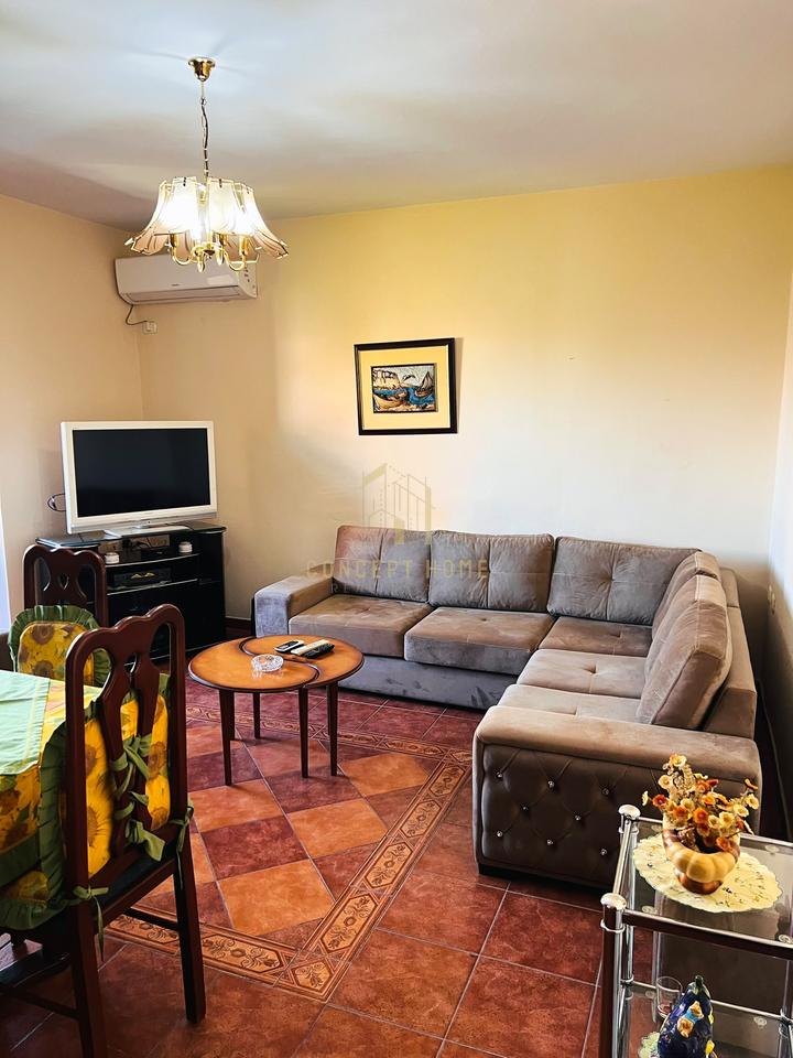 Jepet me qera apartament 2+1+2 Tek Xhamlliku