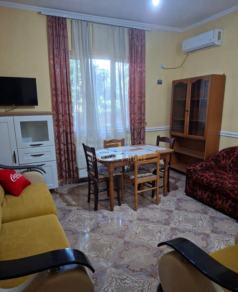 Jepet me qera shtepi private 2+1 ne Komunen e Parisit.