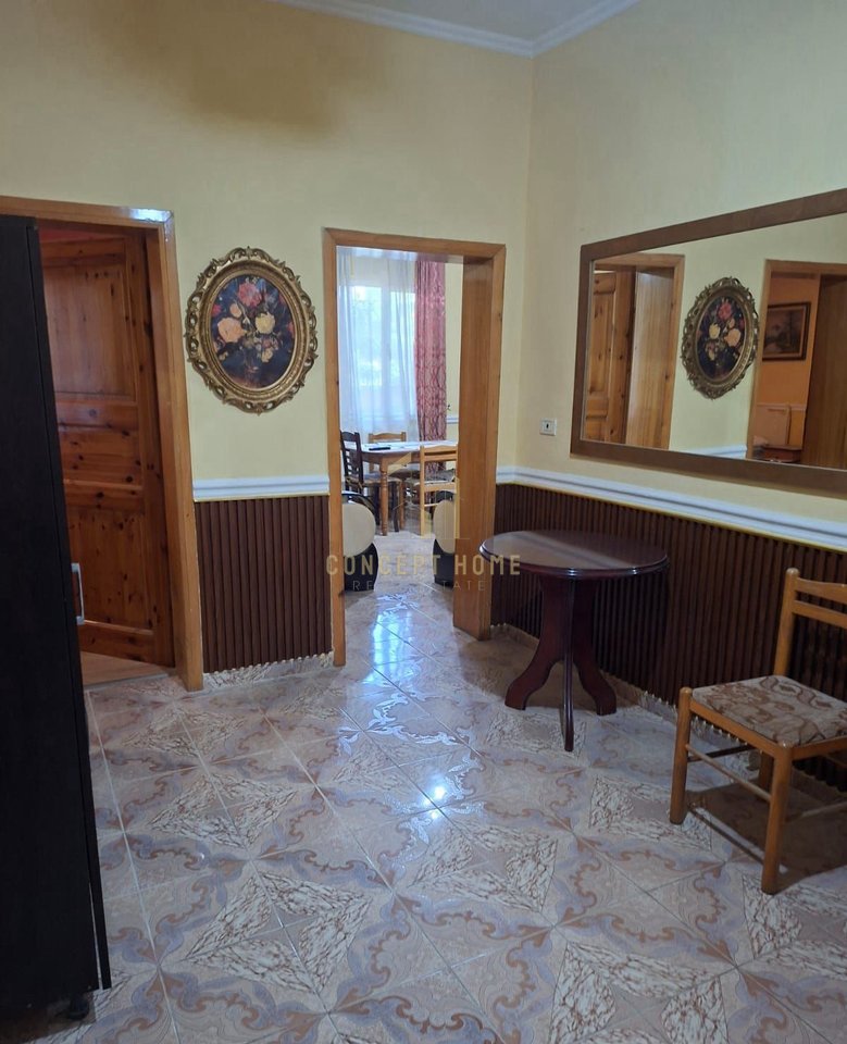 Jepet me qera shtepi private 2+1 ne Komunen e Parisit.