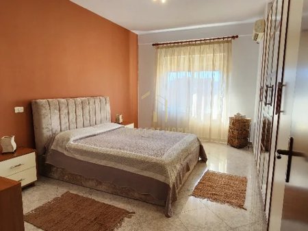 Jepet me qera apartament 1+1  Tek Pazari i Ri