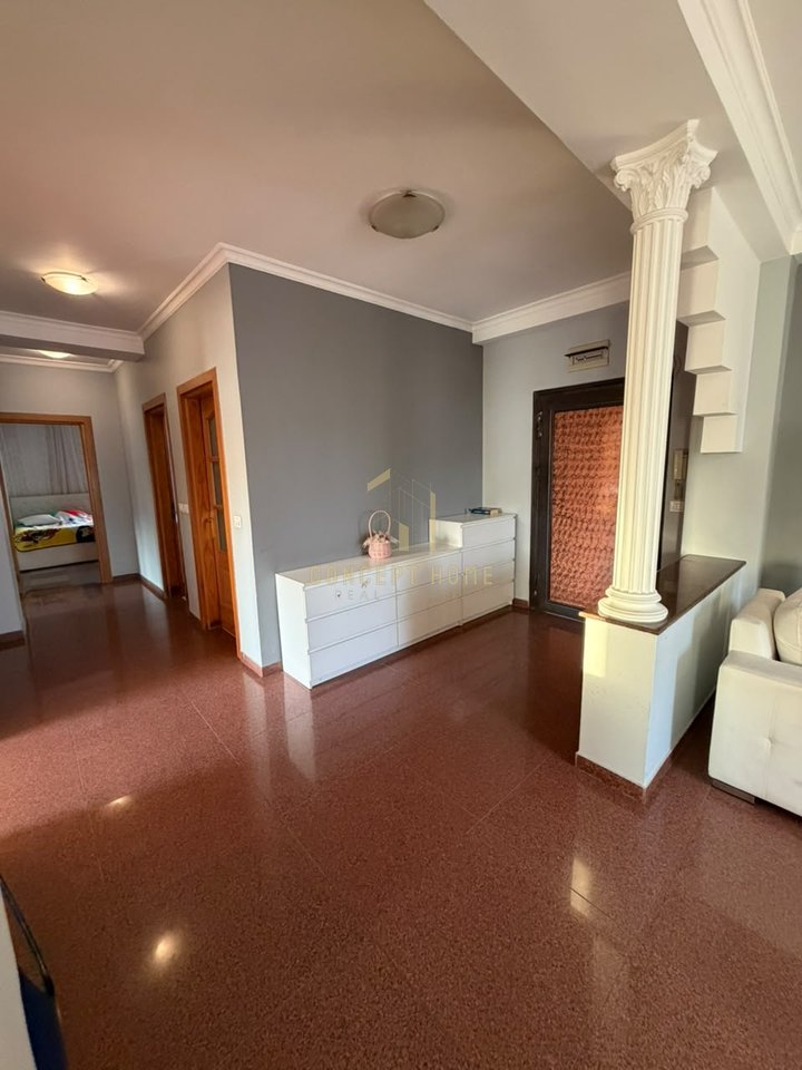 Shitet Apartament 3+1+2 ne Bllok