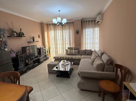 Shitet apartament 2+1+2 tek Komuna e Parisit