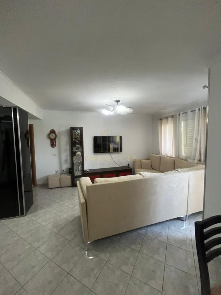 Shitet Apartament 2+1 tek Kthesa e Kamzes