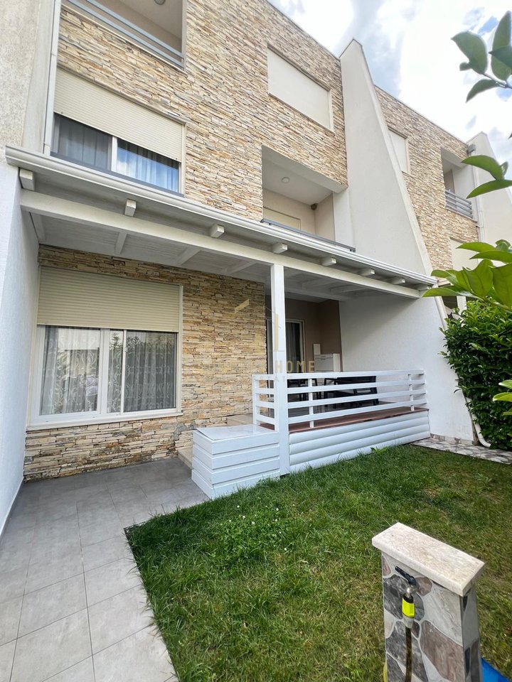 Shitet  apartament 2+1 tek Gjiri Lalzit