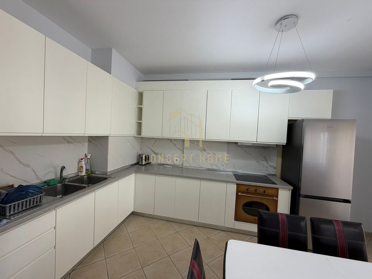 Jepet me qera apartament 2+1+2 ne Qender