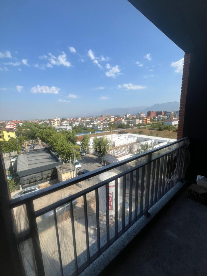 Shitet apartament 3+1+2 ne Kamez