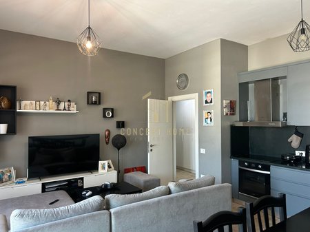 Shitet Apartament 3+1 Rruga Kavajes (Square 21)