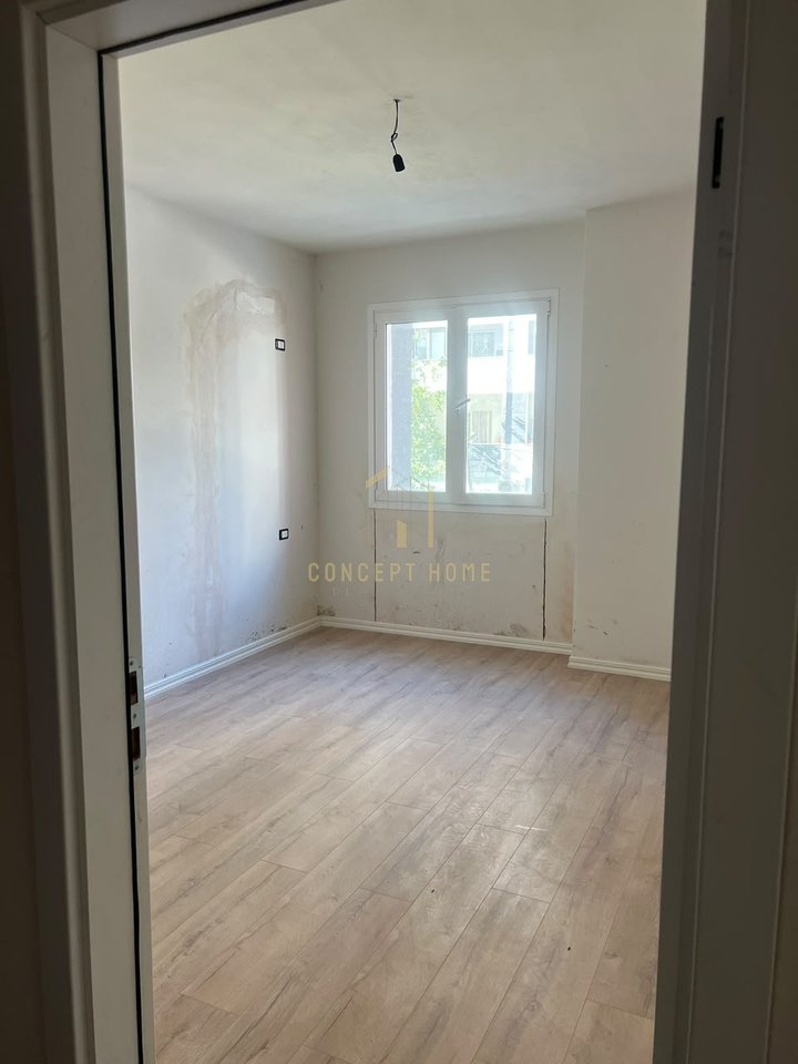 Jepen me qera 3 apartamente ne Yzberisht per ambiente biznesi