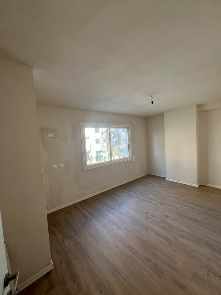 Jepen me qera 3 apartamente ne Yzberisht per ambiente biznesi