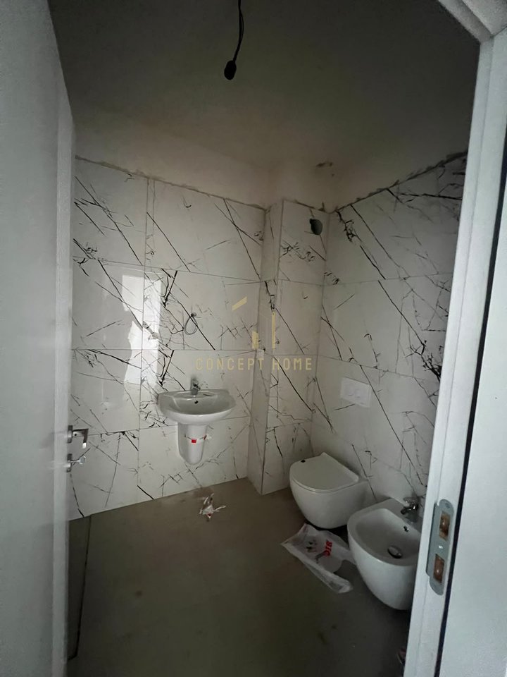 Jepen me qera 3 apartamente ne Yzberisht per ambiente biznesi