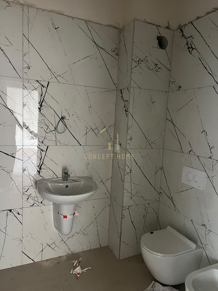 Jepen me qera 3 apartamente ne Yzberisht per ambiente biznesi