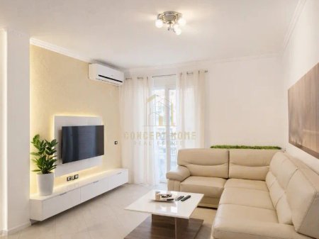 Shitet apartament 2+1 tek Liqeni i Thate