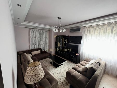 Jepet me qera apartament 3+1+garazhd ne Komune te Parisit