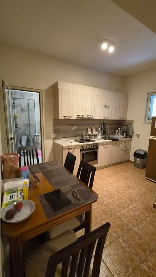 Jepet me qera Apartament 2+1 ne Xhamllik