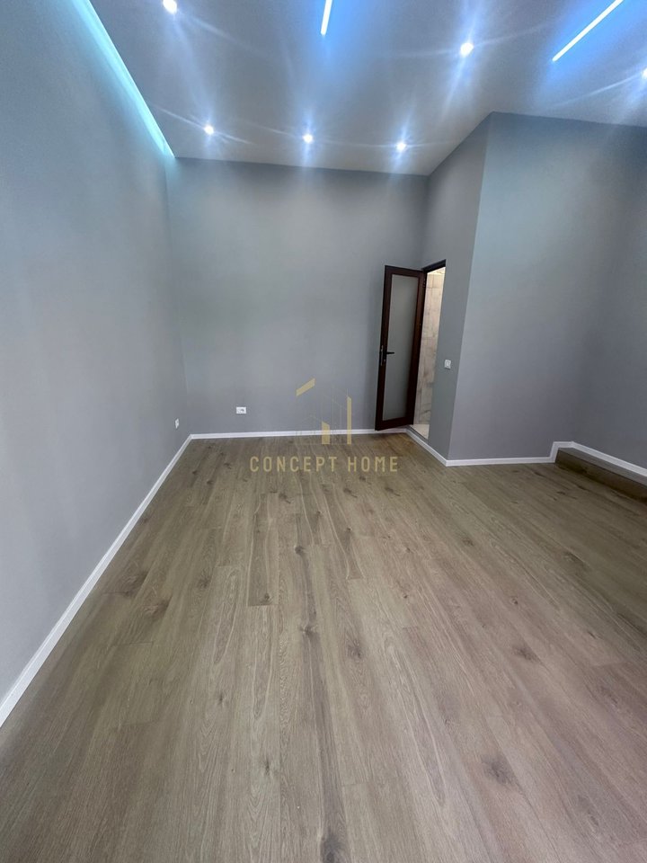 Shop for Rent in Xhamllik