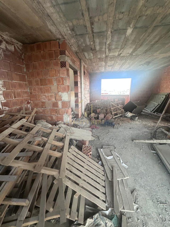 Ndertese 4-kateshe per shitje ne Bathore,"Rr.Demokracia"