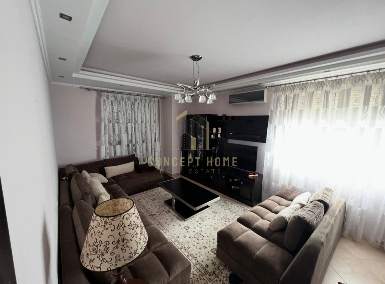 Jepet me qera apartament 3+1+garazhd ne Komune te Parisit