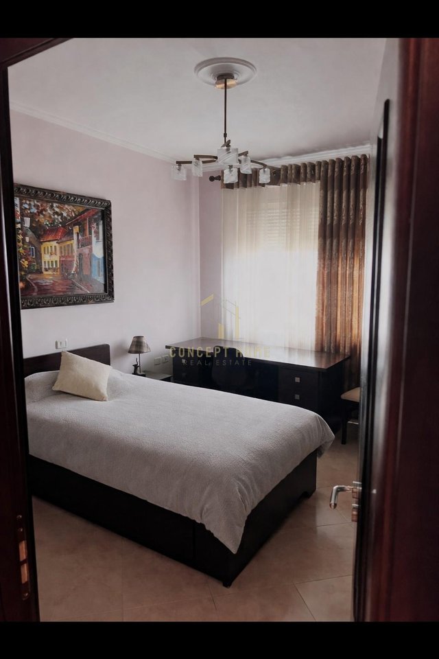 Jepet me qera apartament 3+1+garazhd ne Komune te Parisit