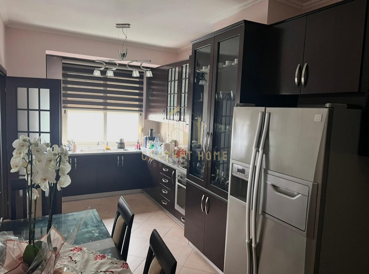 Jepet me qera apartament 3+1+garazhd ne Komune te Parisit