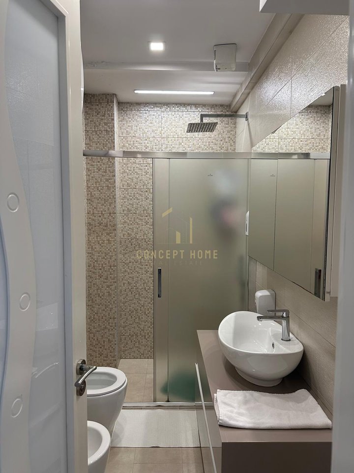 Shitet  Apartament 2+1+2 tek Stadiumi Dinamo