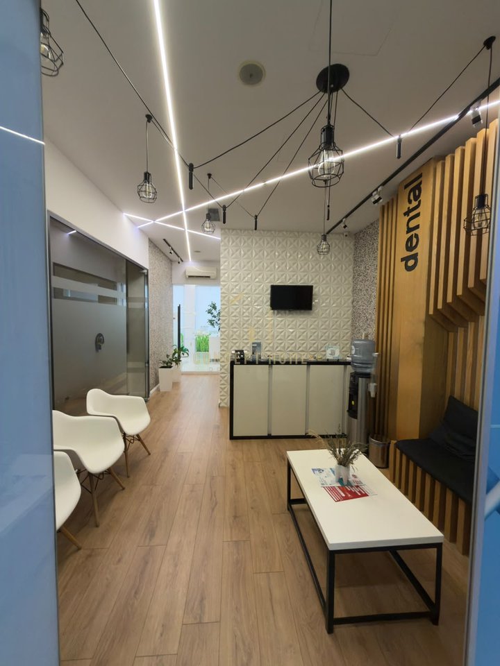 Locale per ufficio in affitto in Via Kavaja