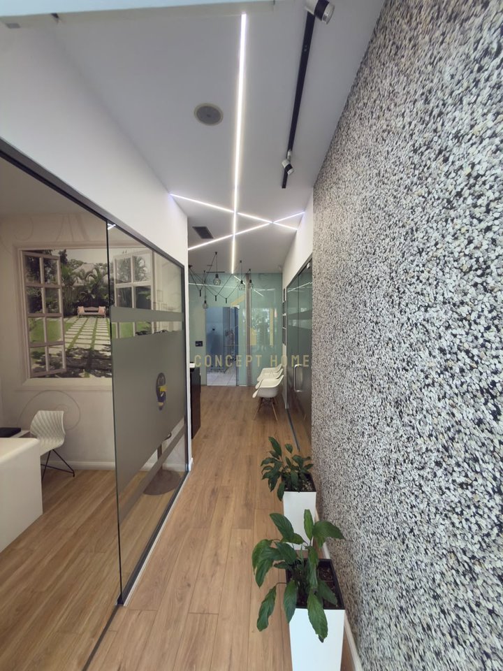 Locale per ufficio in affitto in Via Kavaja