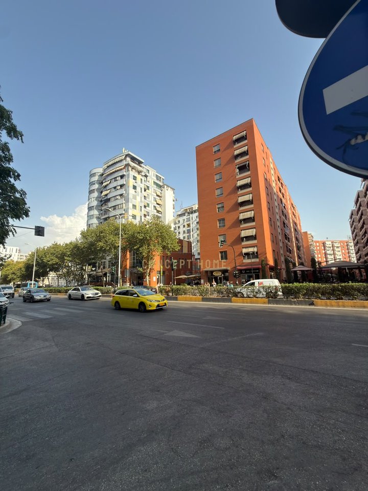 Locale per ufficio in affitto in Via Kavaja
