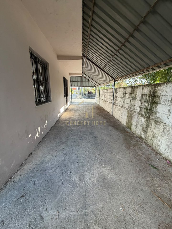 Locale in vendita a Kamez