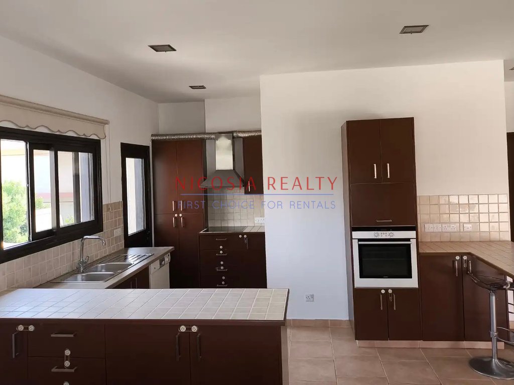 3 bedroom upper house in Lakatamia