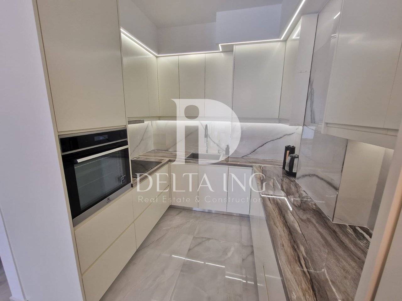 Apartment 2+1 with sea view for sale in Sarandë