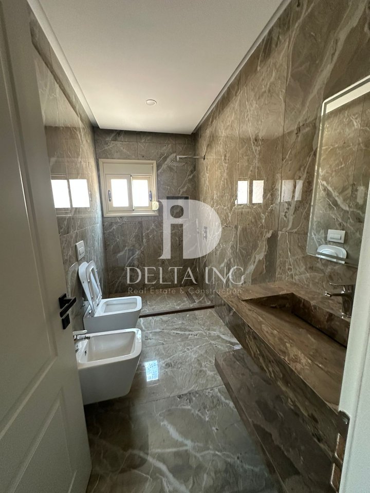 Appartamento 2+1 in vendita a Vlora in via Dhimitër Konomi, vicino all'Hotel Donantelo