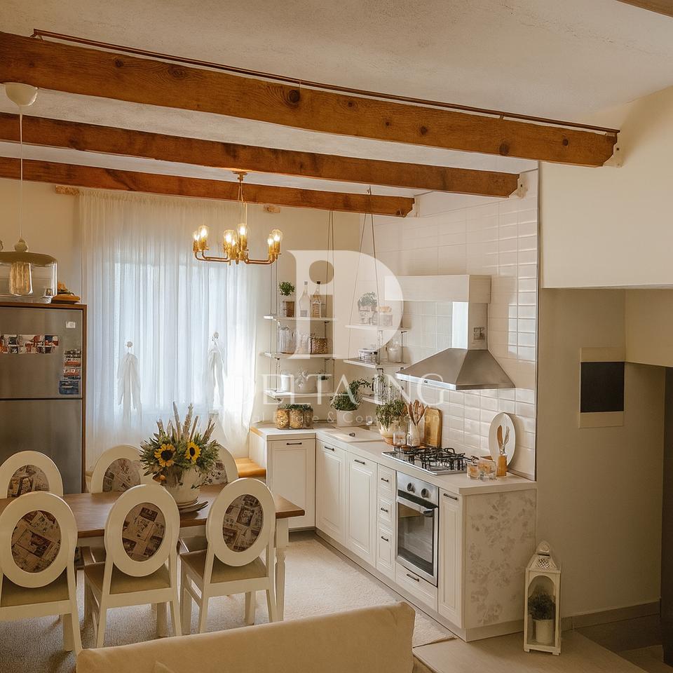 Shitet Apartament në rrugën "Ferit Xhajko", pranë Restorant Durrësi
