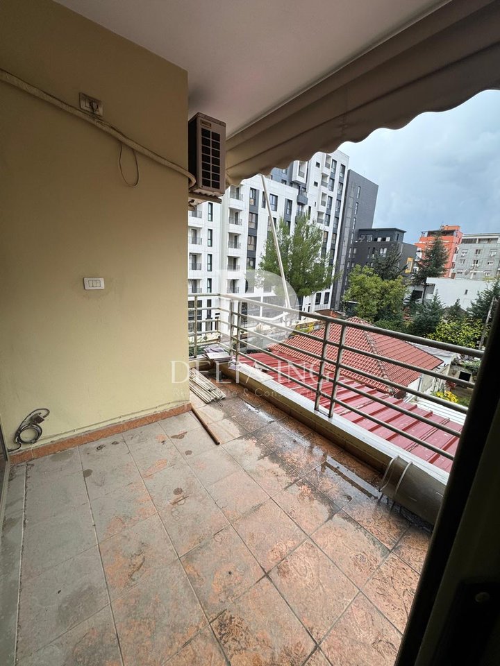 Shitet Apartament 2+1 – 21 Dhjetori, pranë Hotel Mondial